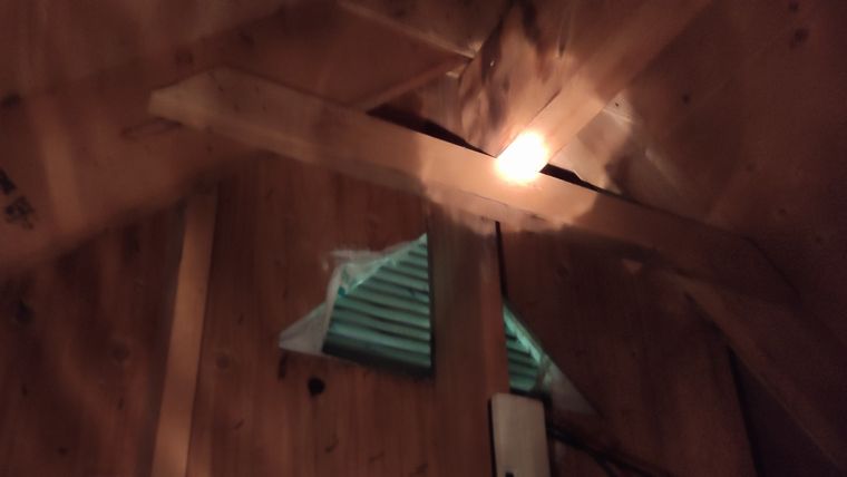 屋根裏からみた換気口